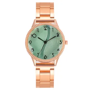 Vista macro dell'orologio oro rosa con quadrante verde testurizzato e numeri arabi