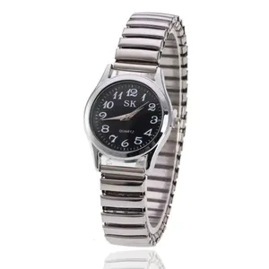Détail de montre quartz argentée avec cadran noir, chiffres blancs et bracelet flexible