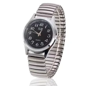 Détail de la montre à quartz avec chiffres blancs et bracelet extensible en métal argenté