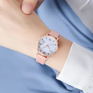 Schattig dameshorloge met roze leren bandje, roségouden kast en regenboogmotief