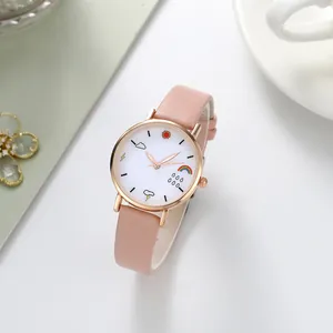 Detail van roze lederen horloge met roségouden kast en schattige weer-wijzerplaaticonen