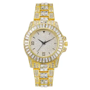 Montre à quartz de luxe plaquée or avec cadran pavé de cristaux et bracelet métal