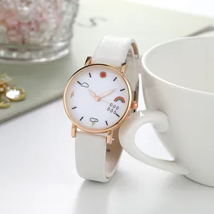 Detail van de creatieve wijzerplaat met regenboogpatroon en roségouden kast op horloge