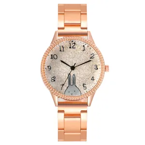 Modieus roségouden stalen horloge met schattige konijnwijzerplaat en bewerkte bezel