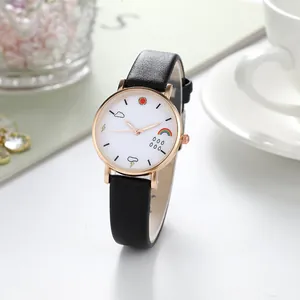 Detail van witte wijzerplaat met regenboog- en weermotieven op roségouden horloge