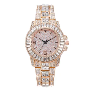 Détail de montre de luxe rose doré avec cadran pavé de cristaux et bracelet serti de diamants