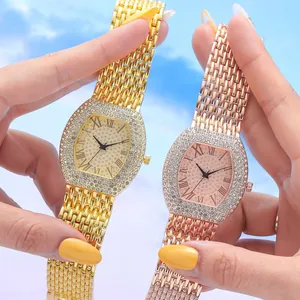 Montre femme chic forme tonneau avec lunette en strass et bracelet métallique