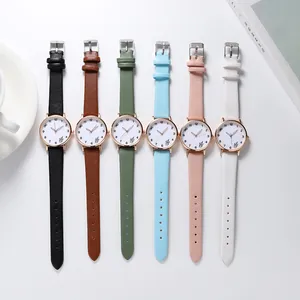 Montres à quartz minimalistes pour femmes avec bracelets en cuir colorés en vue à plat