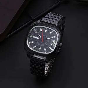 Minimalistisch herenhorloge met zwart metalen band, vierkante kast en groene cijfers