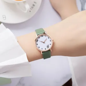 Montre femme élégante avec bracelet en cuir vert et cadran illustré de thé au lait