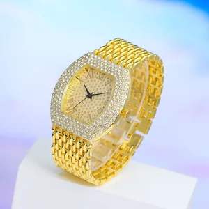 Montre tonneau dorée de luxe pour femme avec cadran pavé de diamants et chiffres romains