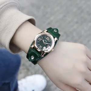 Montre femme élégante en cuir vert avec boîtier en or rose et cristaux mobiles