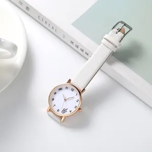 Gros plan d'une montre à quartz blanche avec illustration de nœud et bracelet en cuir