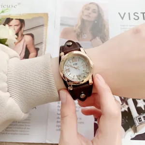 Montre rétro rose gold pour femme avec bracelet en cuir à rivets et chiffres romains
