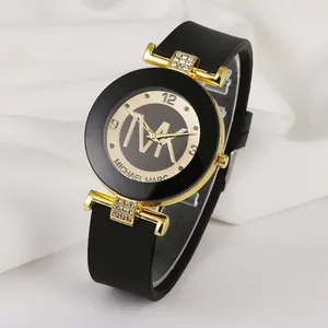 Reloj de cuarzo para mujer con correa de silicona negra y esfera dorada con el logo MK