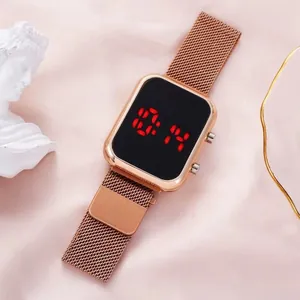 Roségoldene LED-Digitaluhr mit magnetischem Milanaise-Armband auf rosa Seidenhintergrund