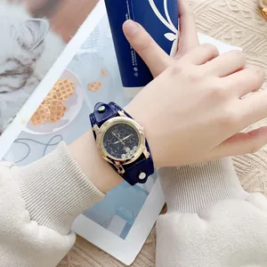 Montre ciel étoilé pour femme avec bracelet en cuir bleu marine et cristaux brillants