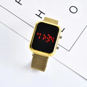 Detail einer goldenen LED-Digitaluhr mit rechteckigem Gehäuse und Magnet-Mesh-Armband