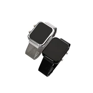 Detail von silbernen und schwarzen LED-Digitaluhren mit Edelstahl-Mesh-Armband