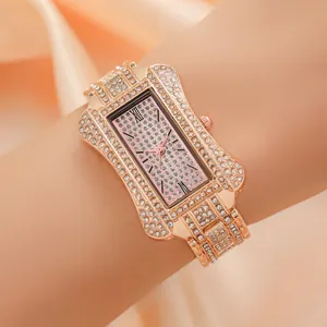 Montre élégante en or rose avec strass pour femme avec cadran rectangulaire et bracelet acier