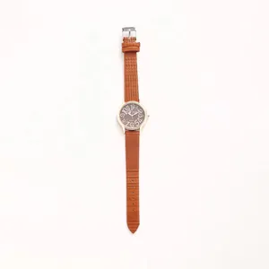 Détail de la lunette en cristal et du bracelet marron texturé pour montre femme