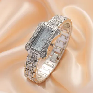 Montre femme rectangulaire élégante sertie de cristaux sur fond en soie champagne