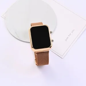 Details einer roségoldenen Digitaluhr mit Mesh-Magnetband auf Marmorhintergrund