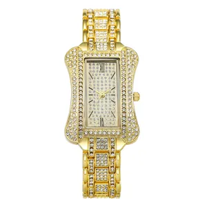 Montre à quartz dorée pour femme avec cadran serti de cristaux et bracelet métallique