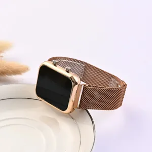 Nahaufnahme der roségoldenen Digitaluhr mit Milanaise-Magnetarmband auf weißem Tablett