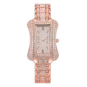 Montre de luxe pour femme en or rose avec cristaux, boîtier rectangulaire et cadran romain