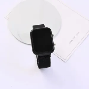 Details der schwarzen digitalen Quarzuhr mit magnetischem Milanaise-Metallarmband