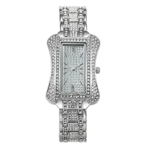 Montre de luxe argentée pour femme avec boîtier rectangulaire et bracelet serti de cristaux