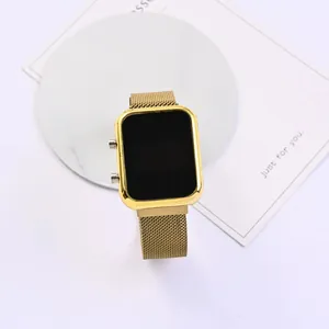 Detail einer goldenen digitalen Uhr mit magnetischem Milanaise-Armband auf Hintergrund