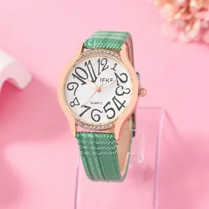 Montre quartz femme élégante avec bracelet cuir vert et boîtier strass or rose