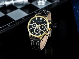 Dettaglio di un orologio business dorato con quadrante nero su una scacchiera