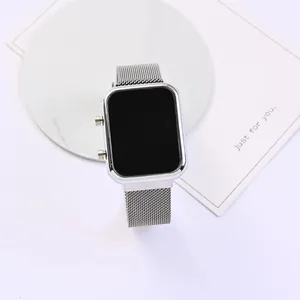 Modische digitale Sportuhr mit silbernem rechteckigem Gehäuse und Milanese-Armband