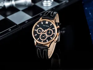 Dettaglio di orologio business in oro rosa con cinturino in pelle nera e datario