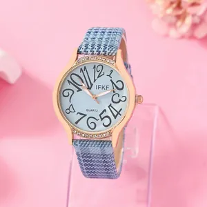 Montre à quartz pour femme en or rose avec lunette sertie et cadran bleu à chiffres