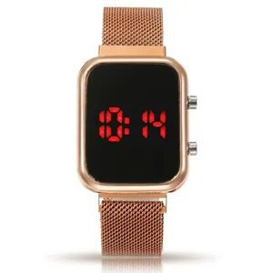 Moderne roségoldene LED-Digitaluhr mit magnetischem Milanaise-Armband auf weißem Grund