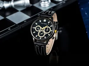 Dettaglio macro di orologio al quarzo da uomo con cinturino in pelle nera su una scacchiera