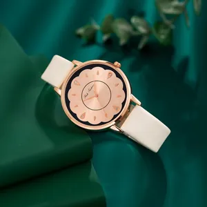Montre à quartz élégante pour femme avec bracelet en cuir blanc et cadran floral doré rose