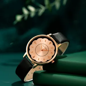 Montre à quartz élégante pour femmes avec boîtier doré et bracelet en cuir noir
