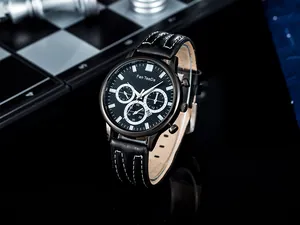 Dettaglio macro del quadrante orologio al quarzo da uomo con cinturino su scacchiera