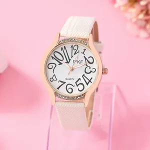 Montre pour femme avec lunette en strass or rose et bracelet en cuir texturé blanc