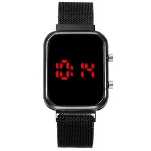 Detail der schwarzen LED-Digitaluhr mit Milanaise-Armband und Magnetverschluss