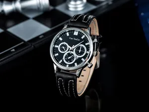 Primo piano dell'orologio da uomo al quarzo con quadrante nero e cassa in argento