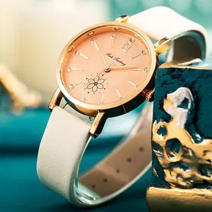 Detail der roségoldenen Uhr mit rosa floralem Zifferblatt und weißem Lederarmband