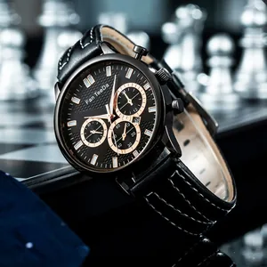 Orologio al quarzo da uomo con cinturino in pelle nera su sfondo di scacchiera