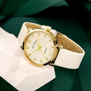 Gros plan sur montre à quartz avec cadran soleil blanc et index dorés élégants