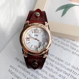 Détail d'une montre vintage en cuir avec strass mobiles et cadran à chiffres romains